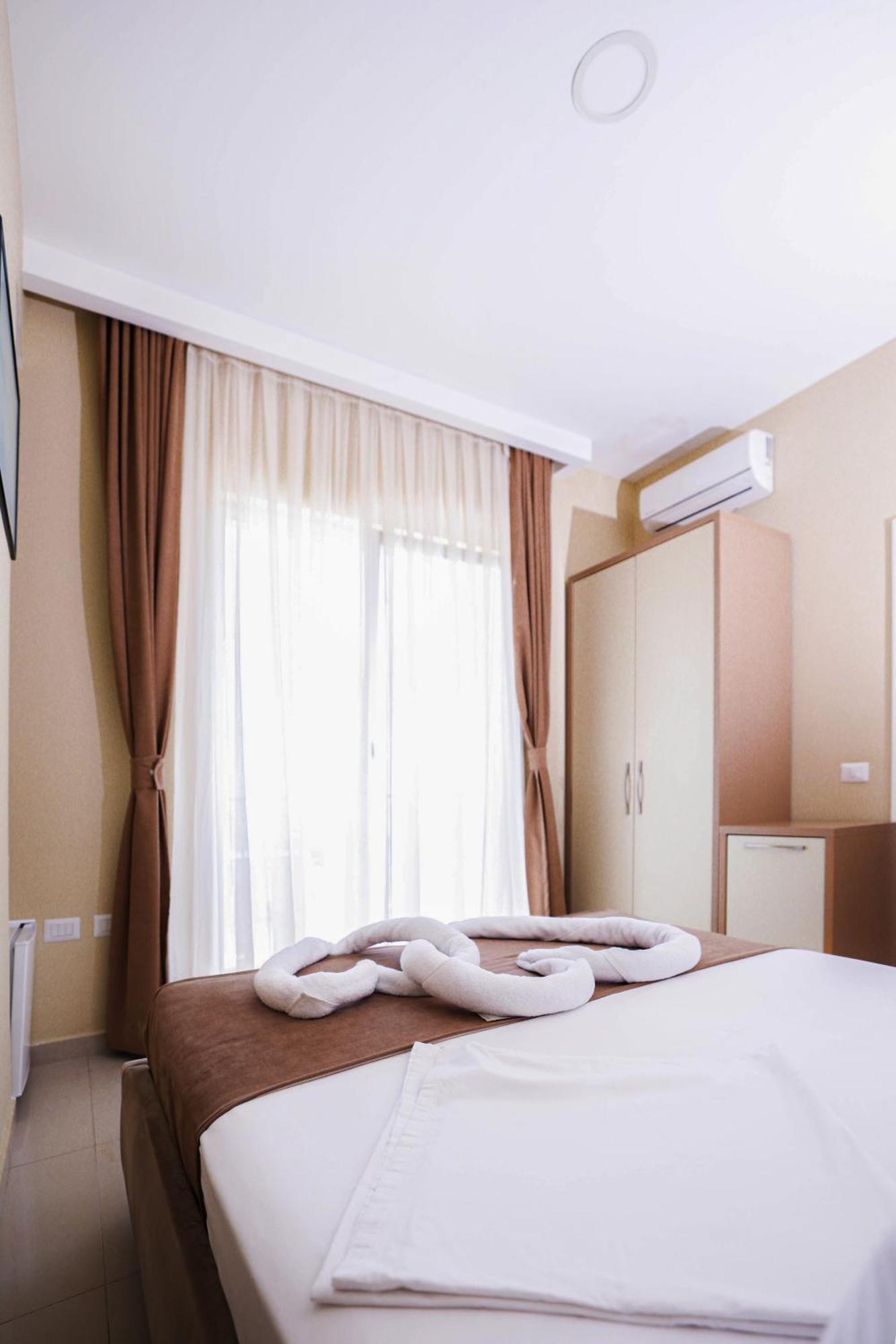 Hotel Frojd - Beach Front Resort Shëngjin Extérieur photo