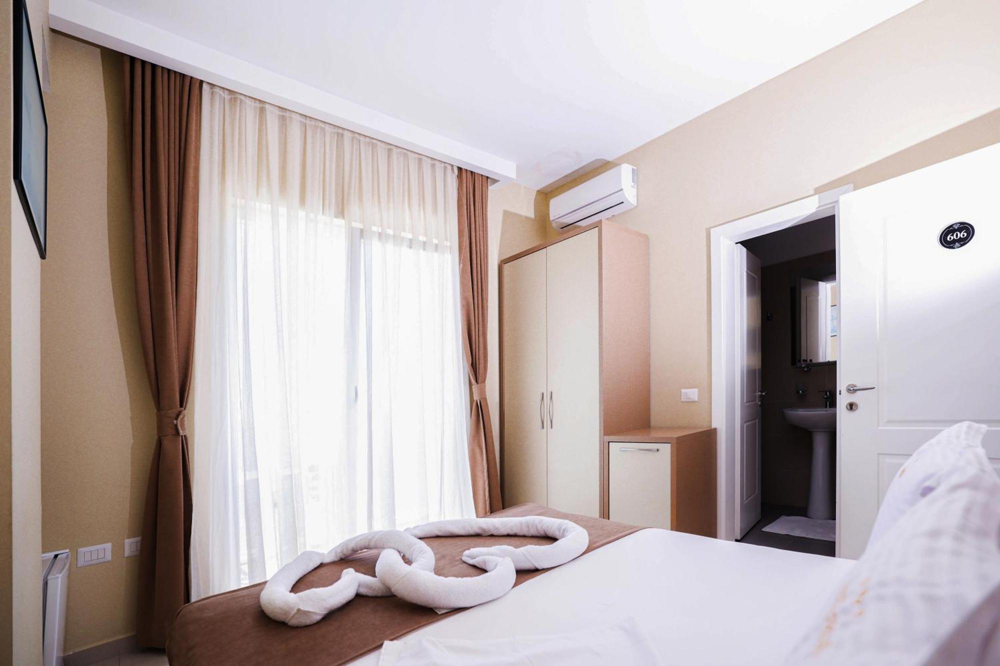 Hotel Frojd - Beach Front Resort Shëngjin Extérieur photo